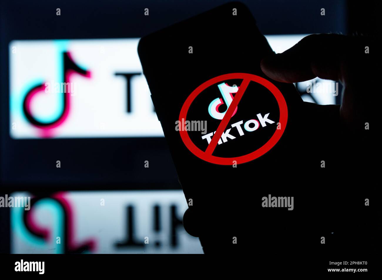 Kaunas, Litauen - 2023. März 24: TikTok-Logo auf dem Bildschirm mit Verbotssymbol. Sanktionen für die Tik Tok App. Hochwertiges Foto Stockfoto