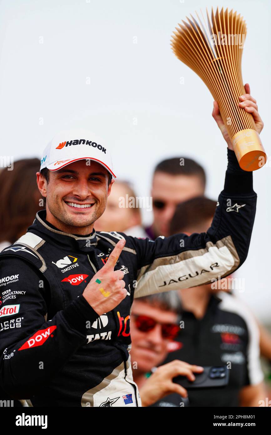 Sao Paulo, Brasilien. 25. März 2023. STREETS OF SAO PAULO, BRASILIEN – MÄRZ 25: Mitch Evans, Jaguar TCS Racing, 1. Platz, mit seiner Trophäe während des Sao Paulo ePrix auf den Straßen von Sao Paulo am Samstag, den 25. März 2023, Brasilien. (Foto: Alastair Staley/LAT Images) (Alastair Staley/ATP/SPP) Kredit: SPP Sport Press Photo. Alamy Live News Stockfoto