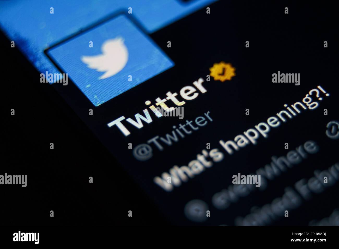 Kaunas, Litauen - 2023. März 27: Nahaufnahme eines twitter-Kontos bei twitter. Blaues Häkchen für Symbol „überprüft“ Stockfoto