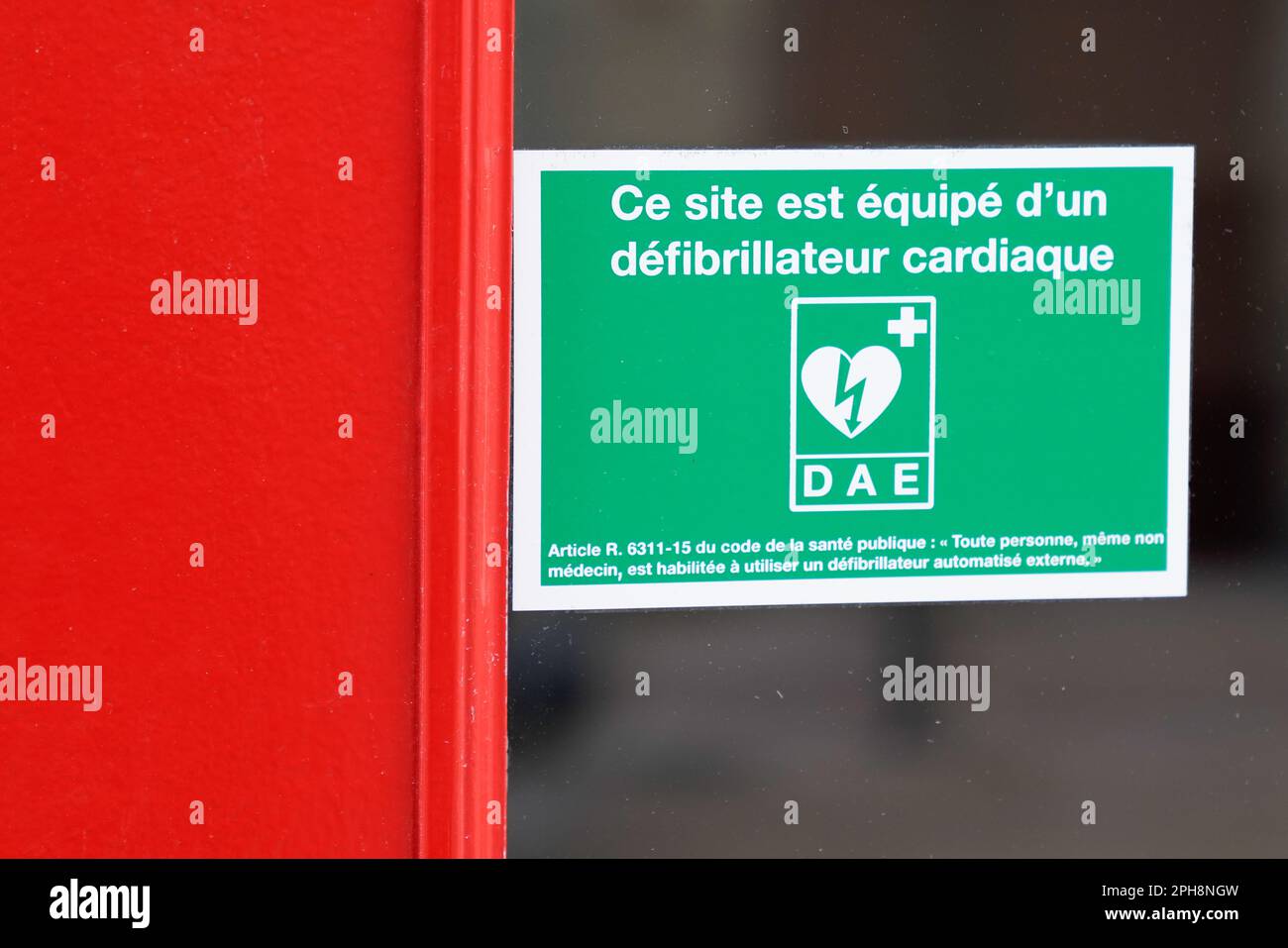 Bordeaux , Aquitaine France - 03 19 2023 : DAE mindray Logo und französisches Zeichen automatisierter externer Defibrillator mit dem Namen AED in französischer Sprache Stockfoto