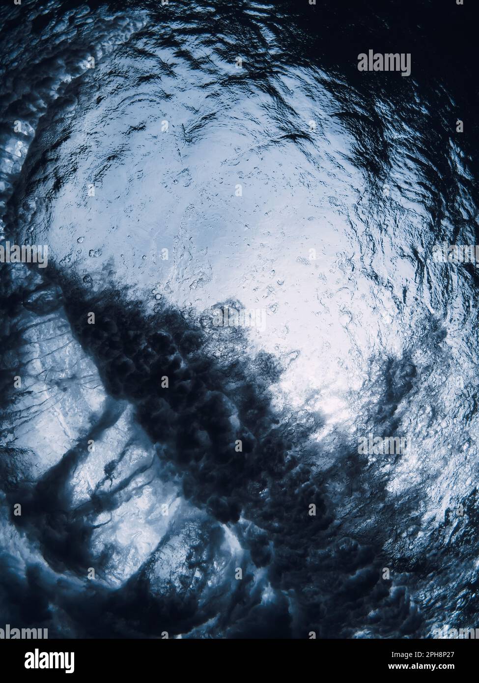Wellenstrukturen mit Vortex unter Wasser in transparentem Meerwasser. Das Meer ist toll Stockfoto