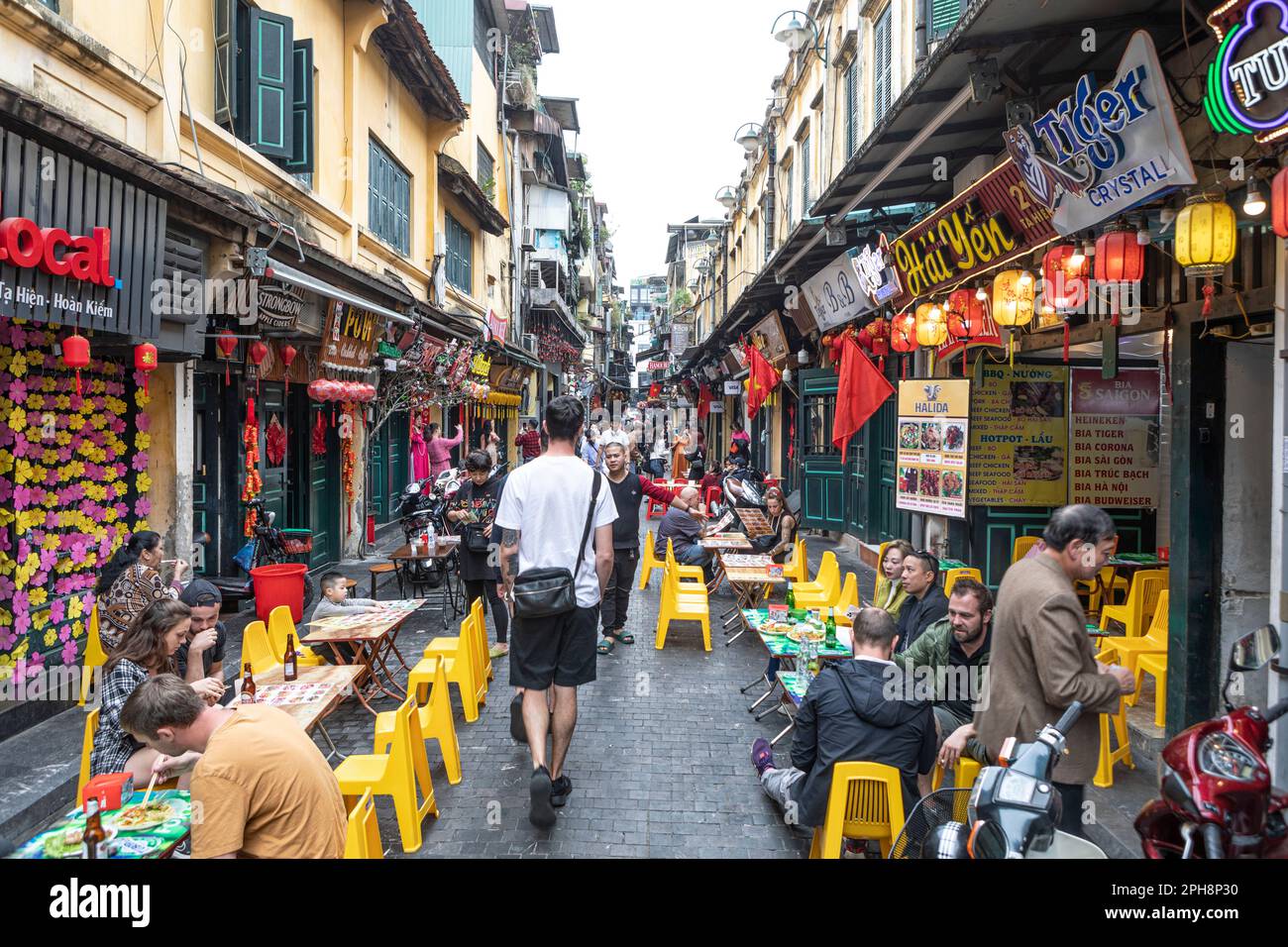 Eine kleine Straße voller Restaurants, Bars und Touristen in Hanoi, Vietnam Stockfoto