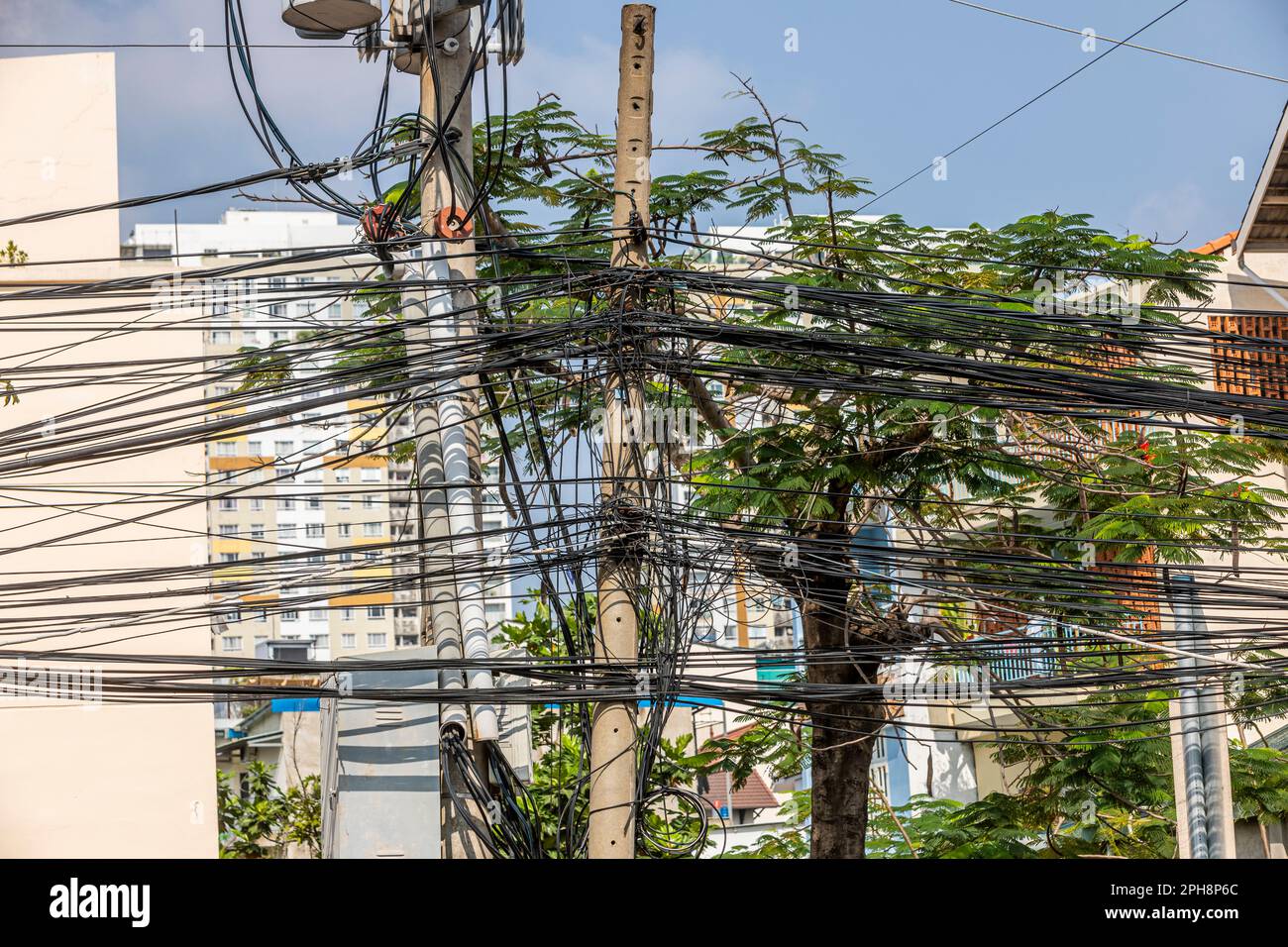 Unordentliche, unordentliche Verkabelung in Ho-Chi-Minh-Stadt, Vietnam. Stockfoto