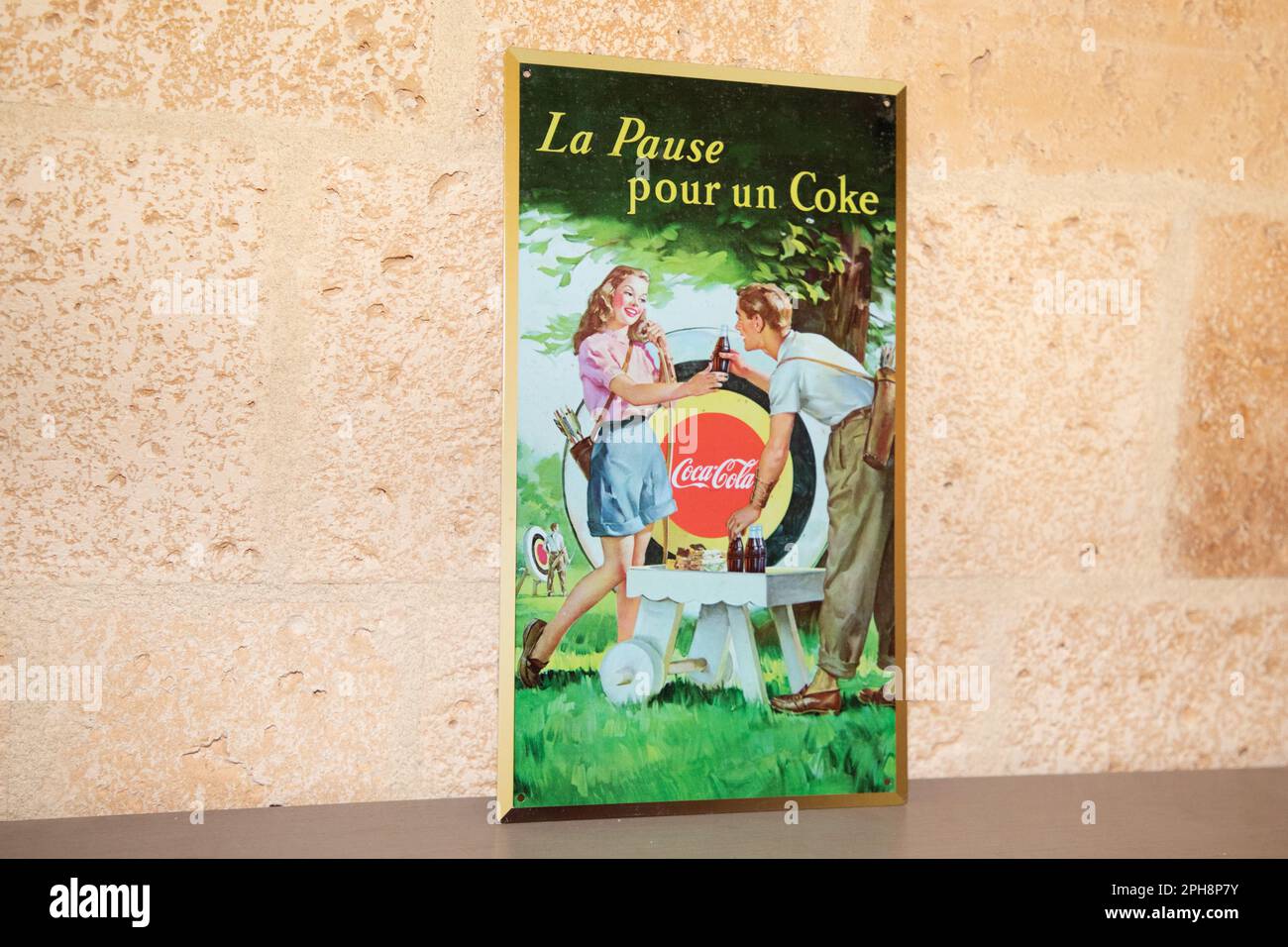 Bordeaux , Aquitaine France - 03 10 2023 : Coca-Cola-Retro-Drink-Werbung Logo und Textmarke french Coke kohlensäurehaltiges Erfrischungsgetränk Stockfoto