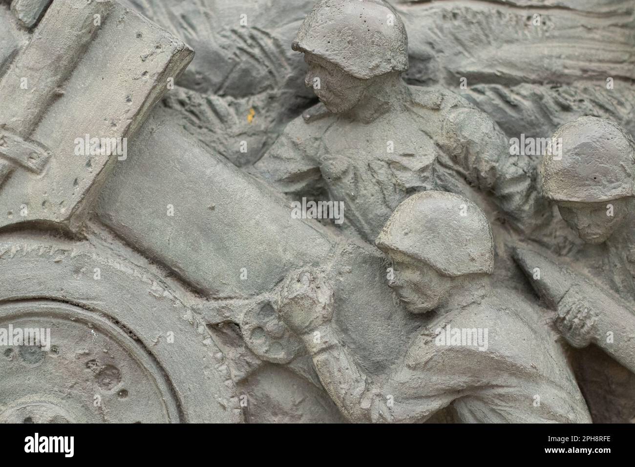 Russland Kursk 20.07.2019 - eine Gedenktafel mit einer Büste von Militärsoldaten in der Nähe des Triumphbogens in Kursk, die dem Sieg über den Faschismus gewidmet ist Stockfoto