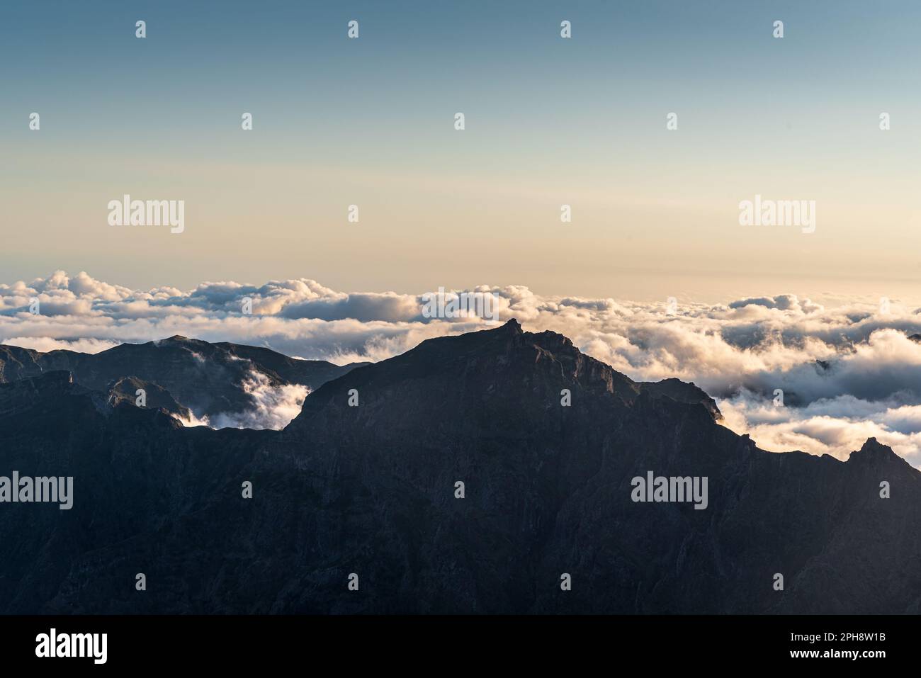 Berge, Wolken und klarer Himmel über dem Gipfel des Pico Ruivo auf Madeira bei Sonnenuntergang Stockfoto