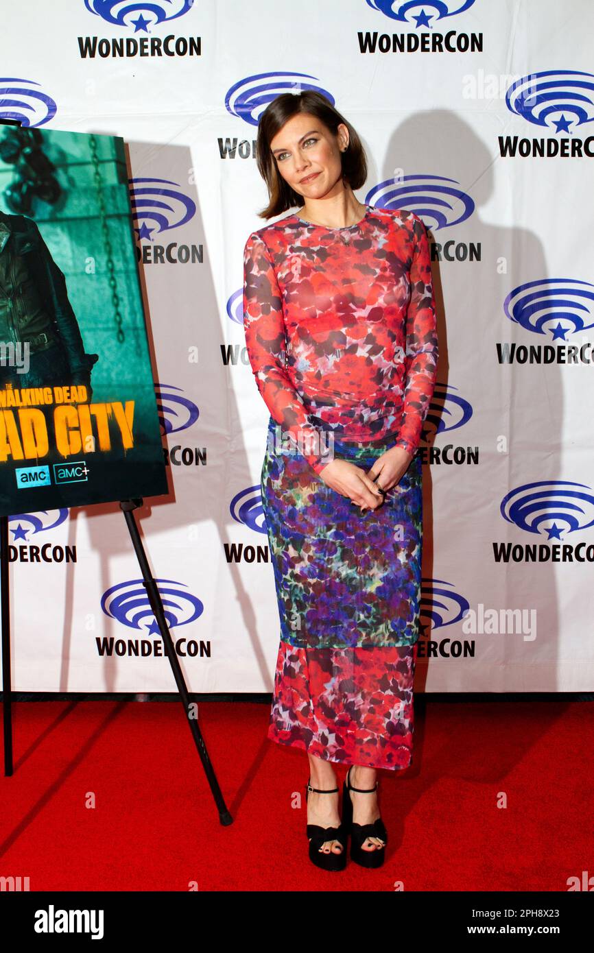 Lauren Cohan kommt im Pressesaal für „The Walking Dead: Dead City“ an Tag 2 der WonderCon-Tagung 2023 im Anaheim Convention Center an Stockfoto