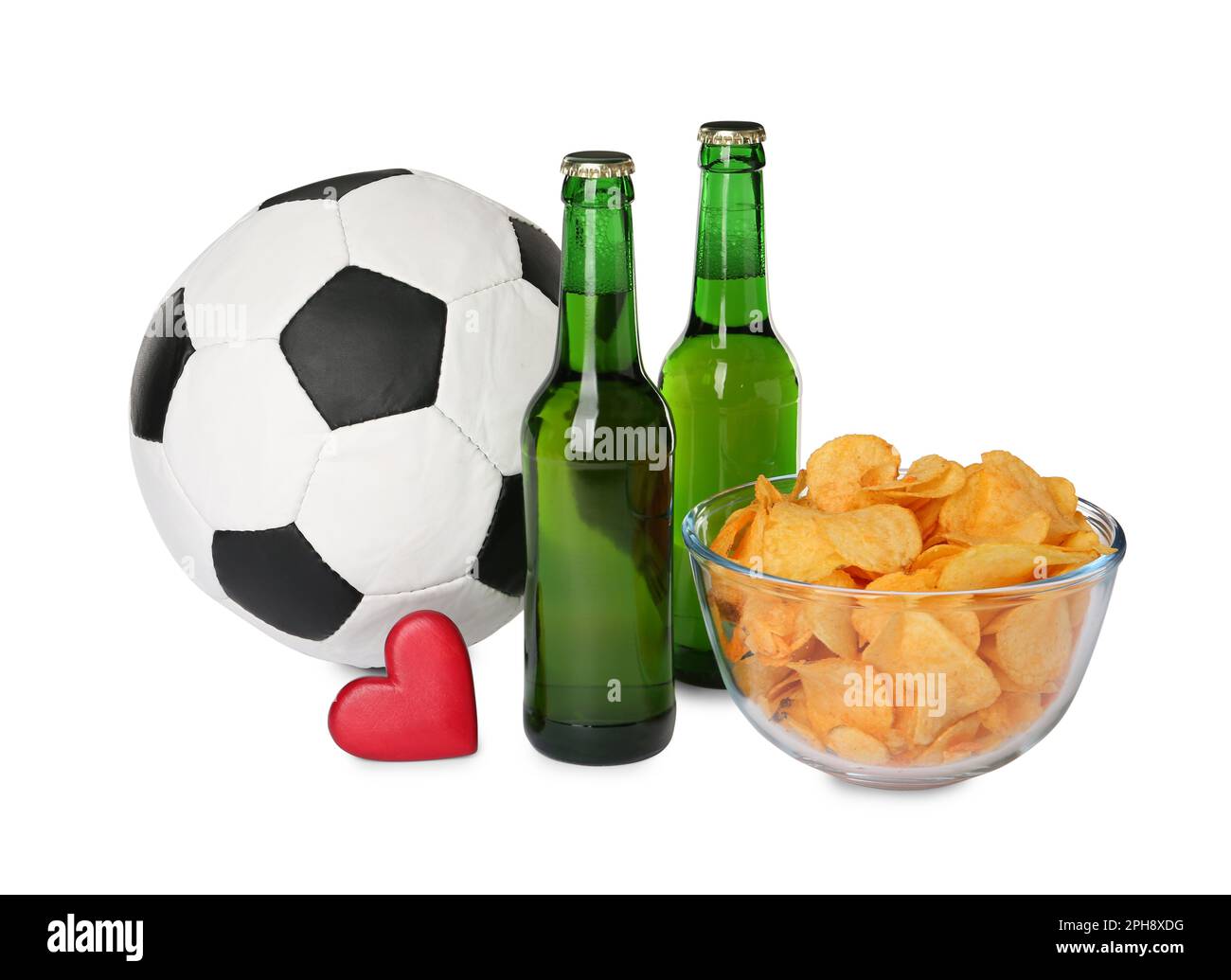 Fußball, Bier, Chips und Herz auf weißem Hintergrund Stockfoto