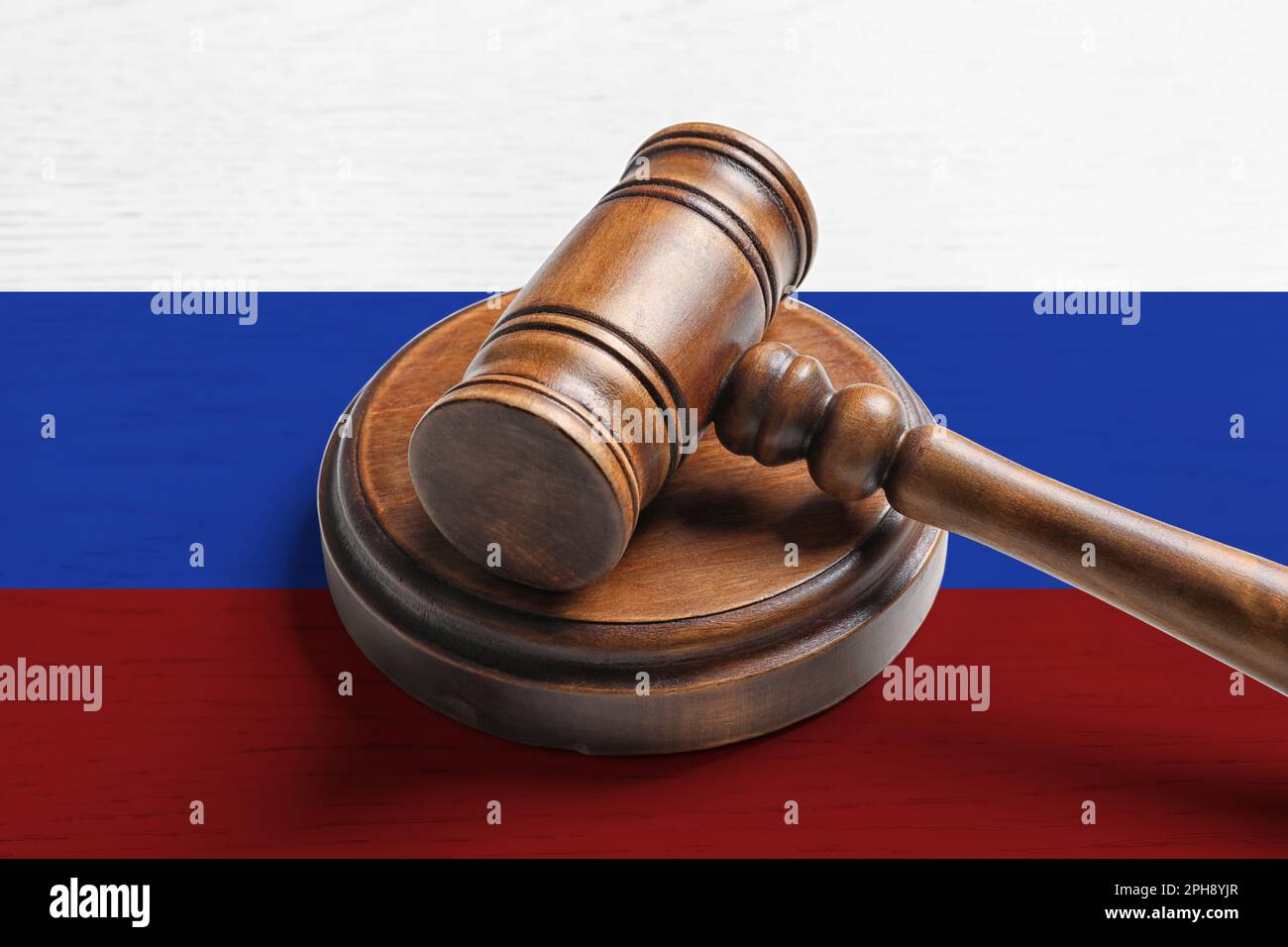 Richterhammer auf Holzhintergrund in russischer Flagge. Konzept der Sanktionen gegen Russland Stockfoto Richterhammer auf Holzhintergrund in russischer Flagge. Konzept der Sanktionen gegen Russland Stockfoto