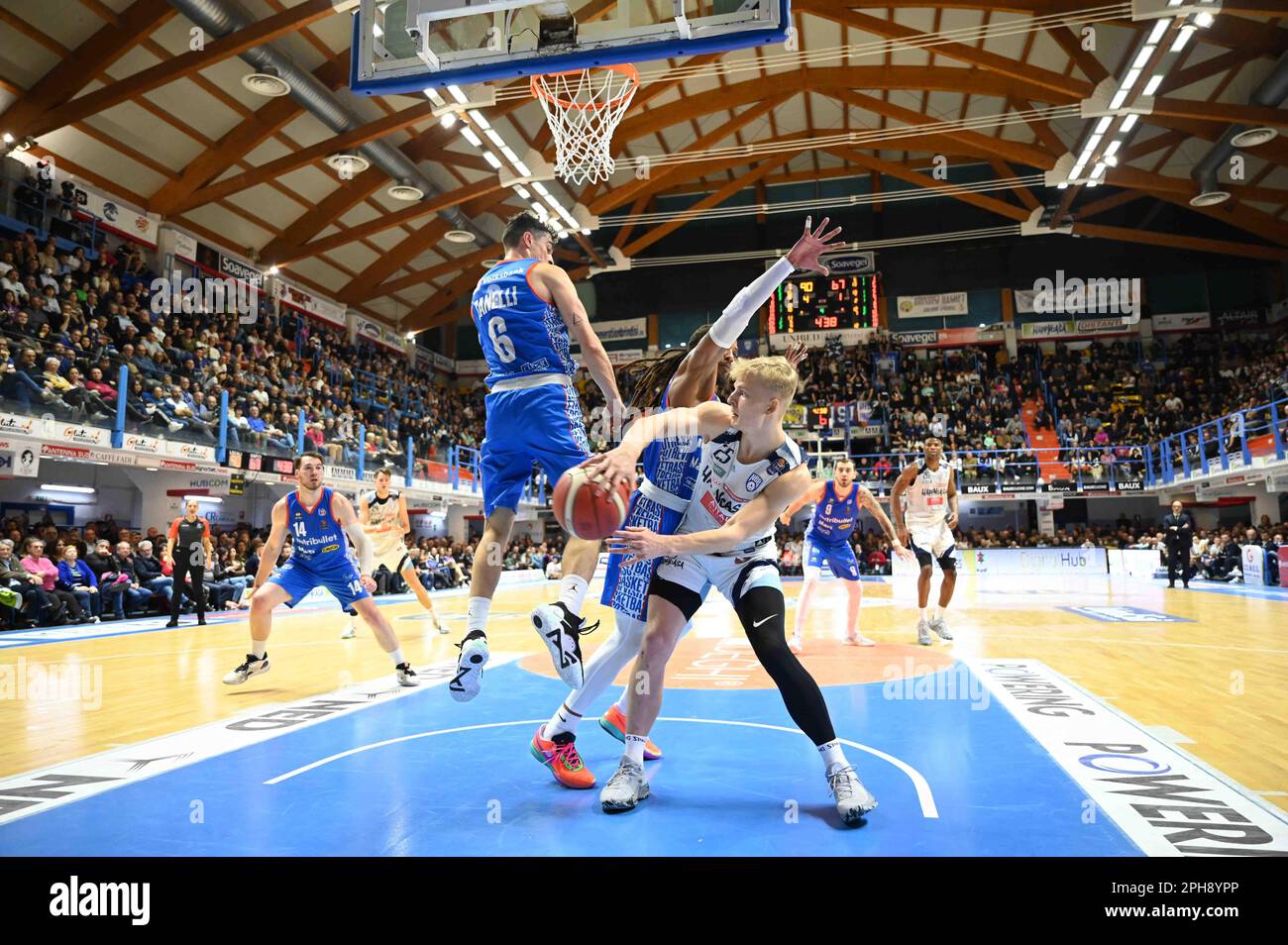 Brindisi, Italien. 26. März 2023. Riisma (Brindisi) gegen Banken, Zanelli (Treviso) während der italienischen Basketball-Serie A-Meisterschaft Happy Casa Brindisi gegen Nutribullet Treviso Basket am 26. März 2023 im PalaPentassuglia in Brindisi, Italien (Foto von Damiano Tasco/LiveMedia/NurPhoto). Credit: Nutribullet Photo SRL/Alamury Live News Stockfoto