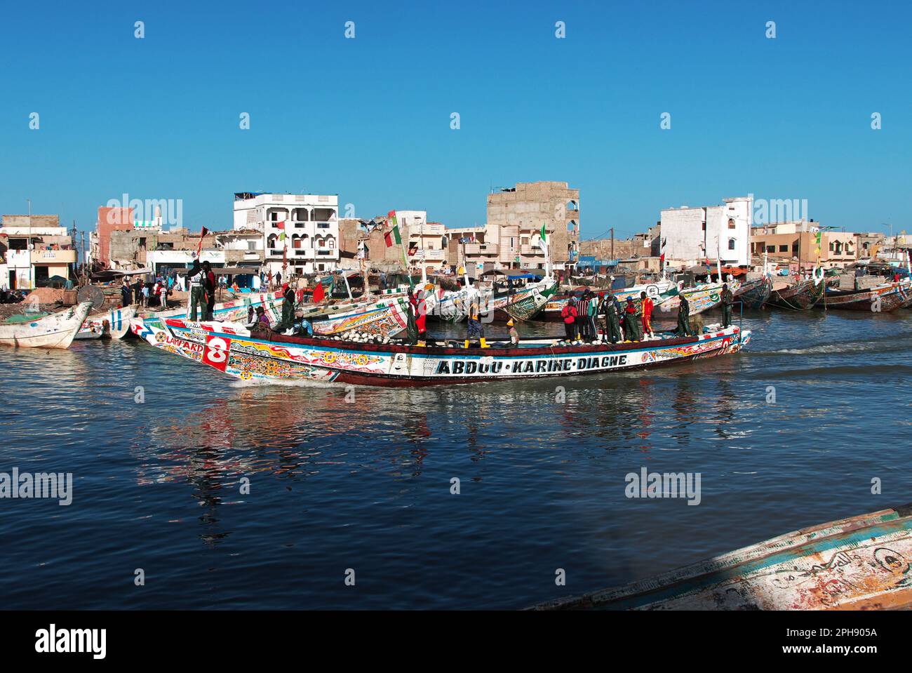 Menschen im Hafen von Saint-Louis, Senegal, Westafrika Stockfoto