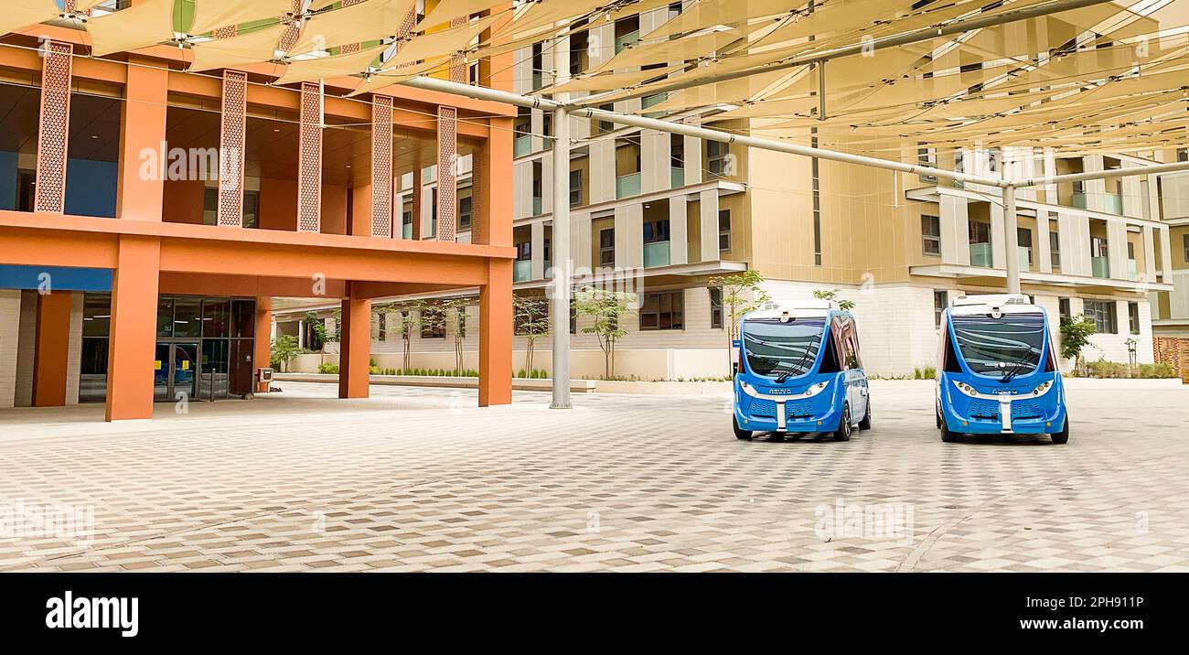 VAE, Abu Dhabi - 13. märz 2023: Autonomous Car Stand in futuristischer Stadt Masdar mit umweltfreundlicher Architektur. Masdar Future City Concept in den Vereinigten Arabischen Emiraten Stockfoto