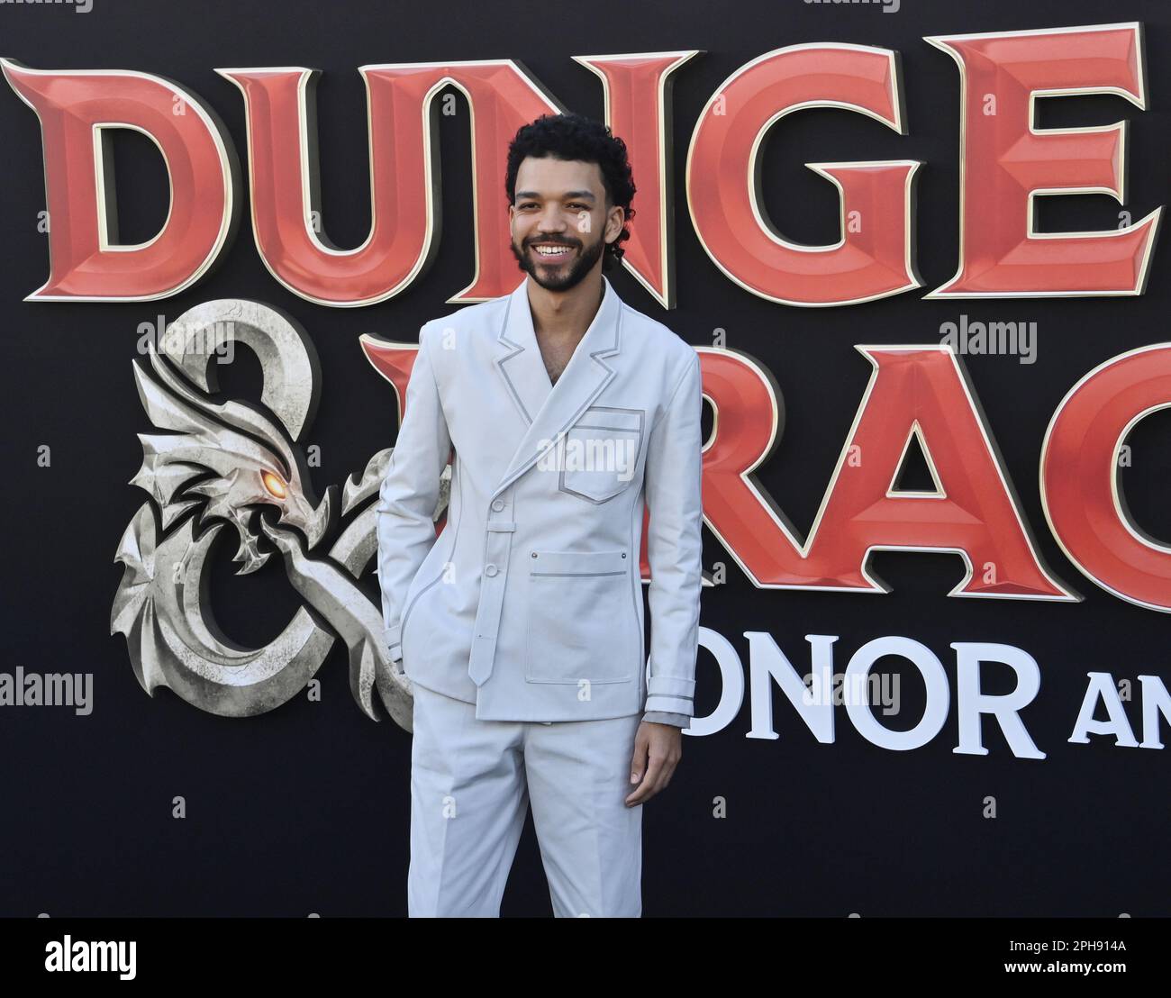 Los Angeles, Usa. 26. März 2023. Das Schauspieler Justice Smith nimmt am Sonntag, den 26. März 2023, am Regency Village Theatre in der Westwood-Abteilung von Los Angeles an der Premiere der Filmfantasie „Dungeons & Dragons: Honor Better Diebe“ Teil. Storyline: Ein charmanter Dieb und eine Bande unwahrscheinlicher Abenteurer begeben sich auf eine epische Suche, um ein verlorenes Relikt zu Bergen, aber die Dinge laufen gefährlich schief, wenn sie sich mit den falschen Leuten streiten. Foto: Jim Ruymen/UPI Credit: UPI/Alamy Live News Stockfoto