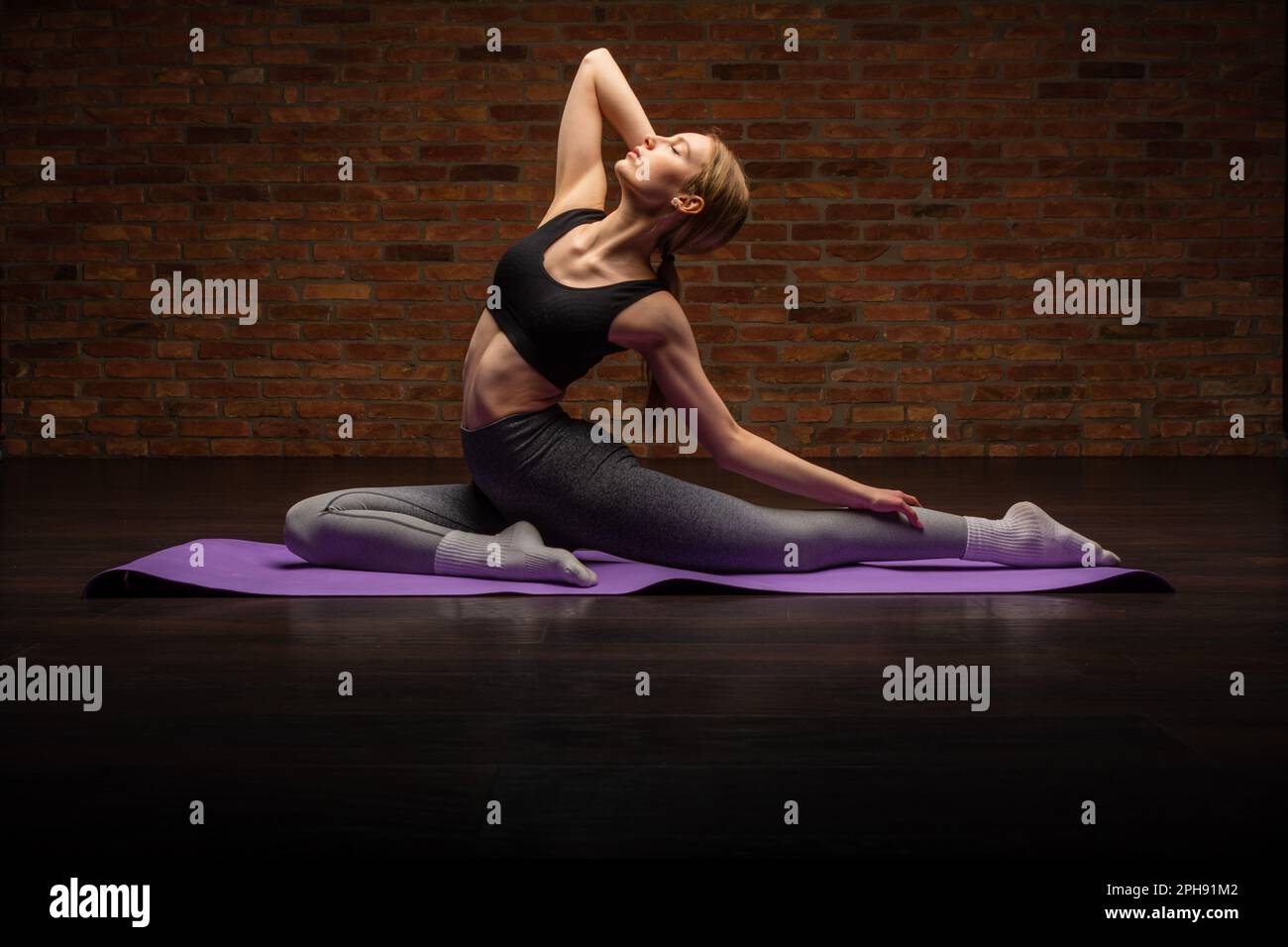 Sportliche junge Frau, die Yoga macht. Konzept des gesunden Lebens und des natürlichen Gleichgewichts zwischen körperlicher und mentaler Entwicklung Stockfoto
