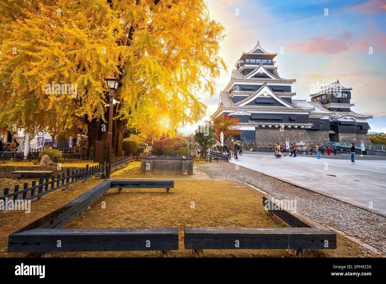 Kumamoto, Japan - Nov. 23 2022: Die Geschichte des Schlosses Kumamoto reicht bis ins Jahr 1467 zurück. Im Jahr 2006 wurde Kumamoto Castle von als eines der 100 schönen Schlösser Japans gelistet Stockfoto