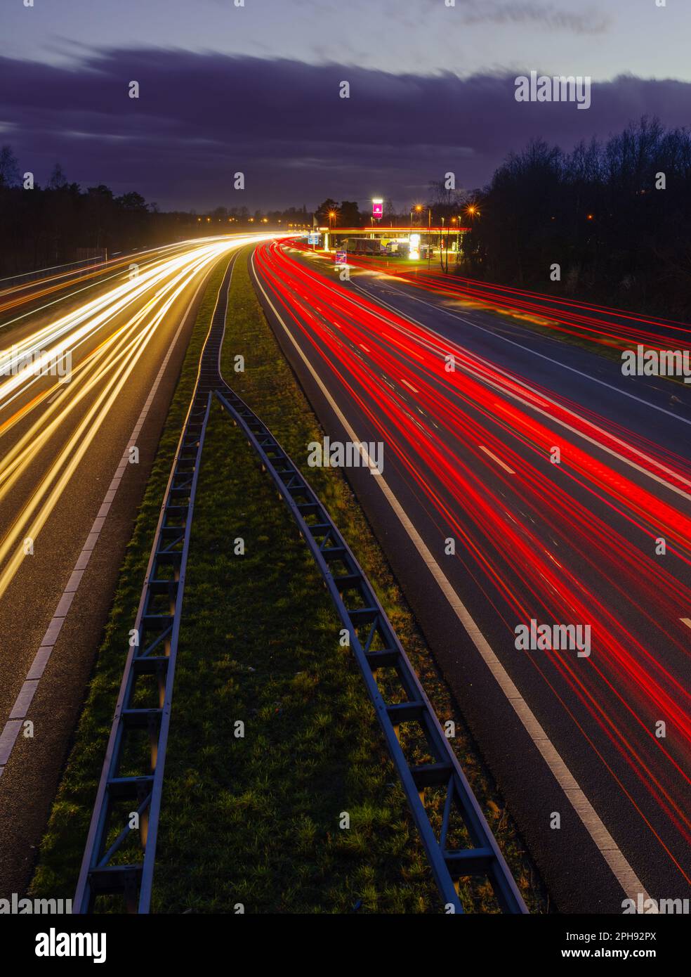 OLDENZAAL, NIEDERLANDE - 24. MÄRZ 2023: Langzeitaufnahme des Verkehrs auf der Autobahn E30 von Amsterdam nach Berlin. Stockfoto
