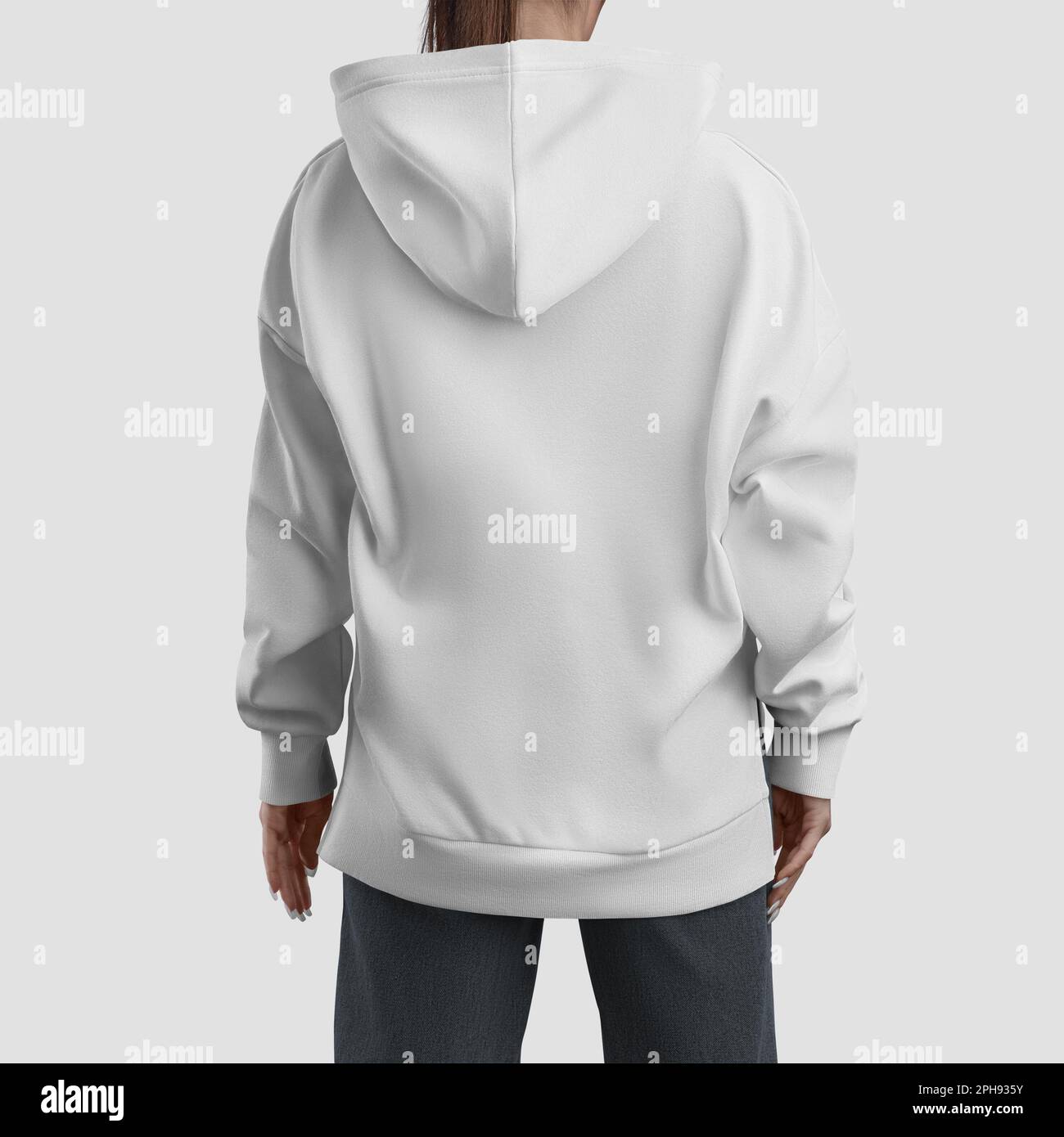 Modell eines langen weißen Hoodies auf einem Mädchen, übergroßes Damenshirt, Langarm für Design, Branding, Werbung. Straßenbekleidung, modische Sweatshirt-Templat Stockfoto