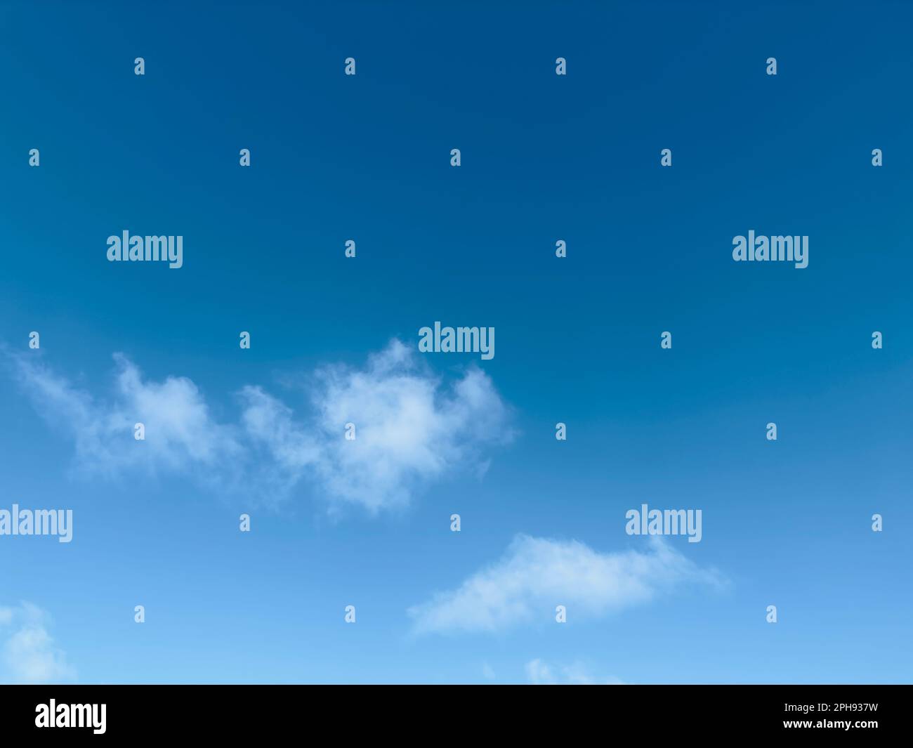Blauer Himmel und weiße Wolken im Himmel Stockfoto