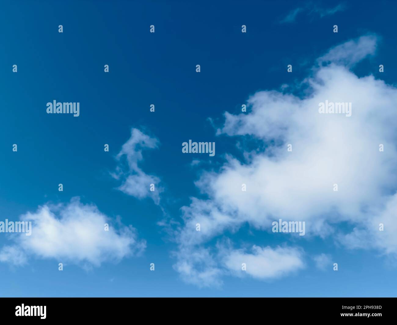 Blauer Himmel und weiße Wolken im Himmel Stockfoto