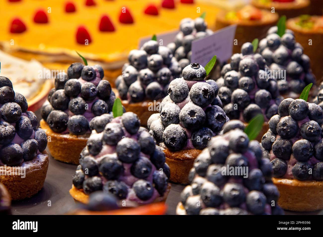 Blueberry und Holunderblume Torte im Café und Patisserie L'ETO Caffe, Soho, London, Großbritannien Stockfoto