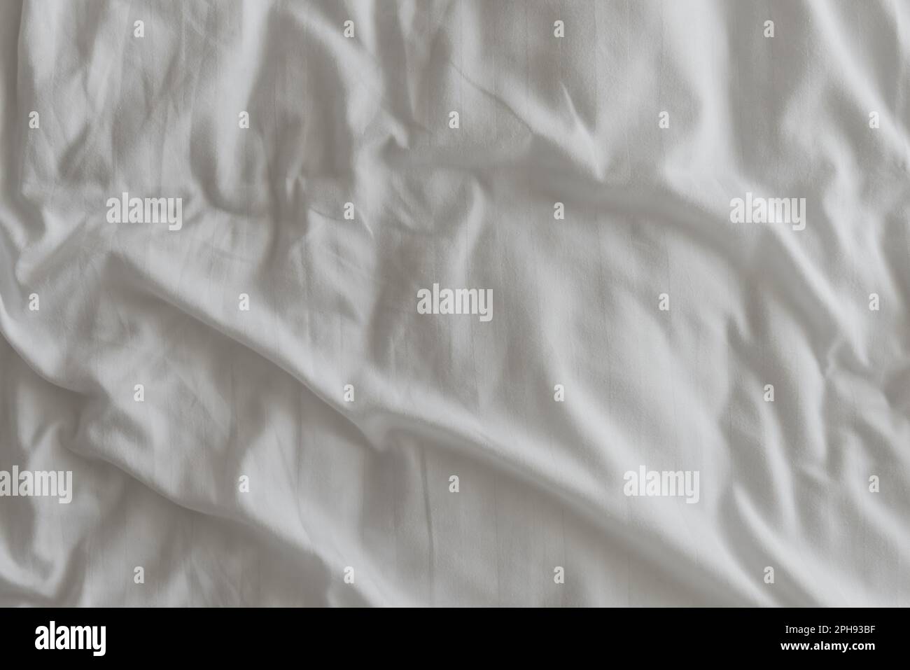 Struktur zerknitterter weißer Bettlaken als Hintergrund, Draufsicht Stockfoto