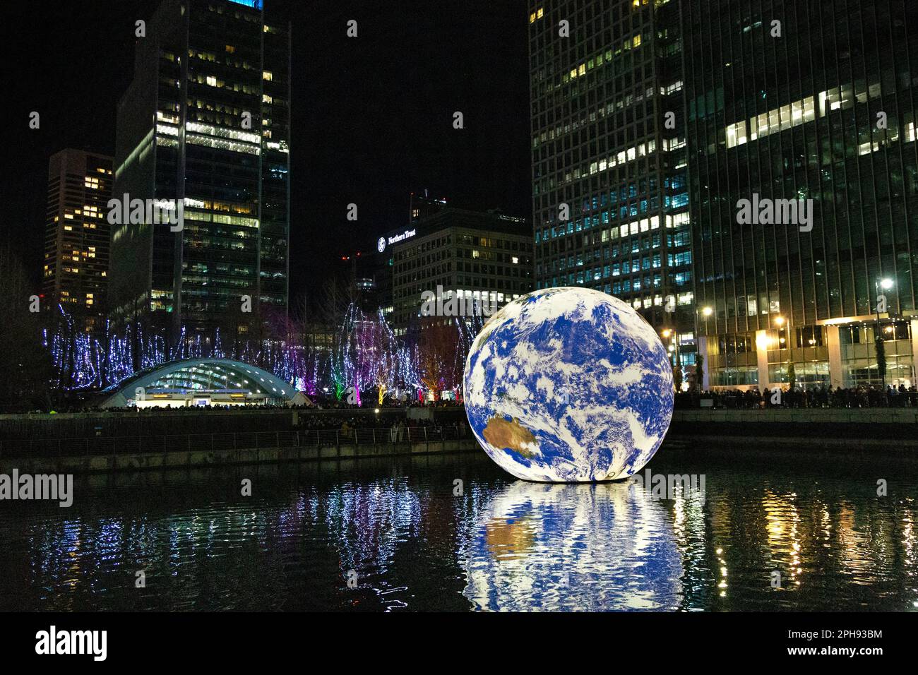 „Floating Earth“ von Luke Jerram bei Canary Wharf Winter Lights, London, Großbritannien Stockfoto
