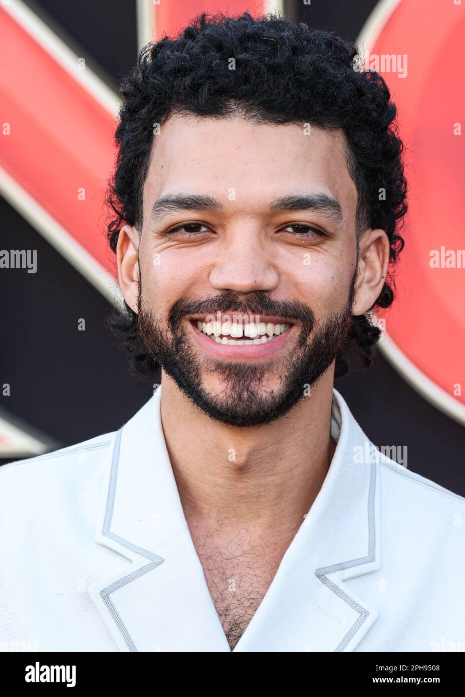 WESTWOOD, LOS ANGELES, KALIFORNIEN, USA - MÄRZ 26: Der amerikanische Schauspieler Justice Smith trifft am 26. März 2023 im Regency Village Theatre in Westwood, Los Angeles, Kalifornien, USA auf der Premiere von Paramount Pictures in Los Angeles und Eone's „Dungeons & Dragons: Honor among Thieves“ ein. (Foto von Xavier Collin/Image Press Agency) Stockfoto