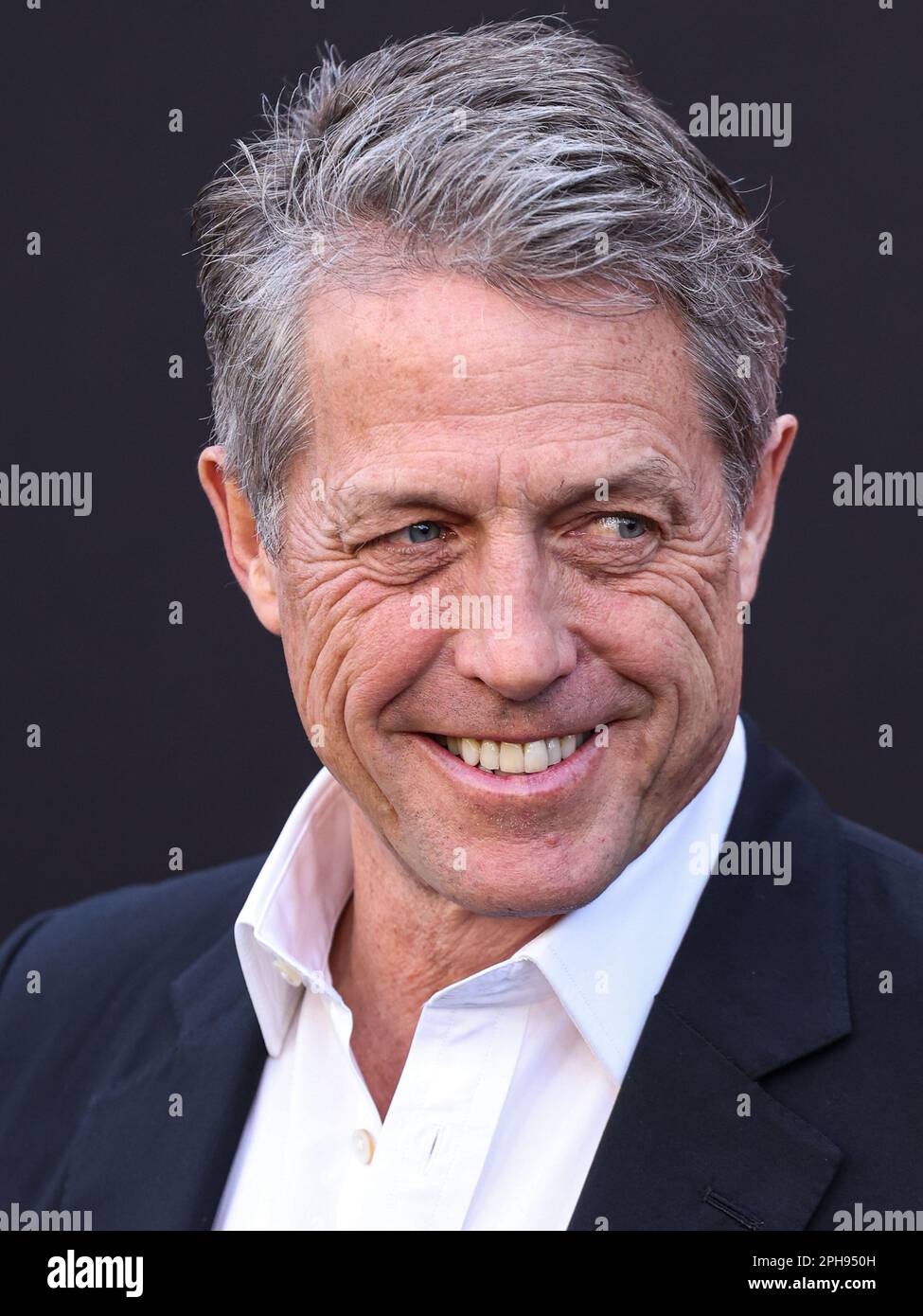 WESTWOOD, LOS ANGELES, KALIFORNIEN, USA - MÄRZ 26: Der englische Schauspieler Hugh Grant trifft am 26. März 2023 im Regency Village Theatre in Westwood, Los Angeles, Kalifornien, USA auf der Premiere von Paramount Pictures in Los Angeles und Eone's „Dungeons & Dragons: Honor Better Thieves“ ein. (Foto von Xavier Collin/Image Press Agency) Stockfoto