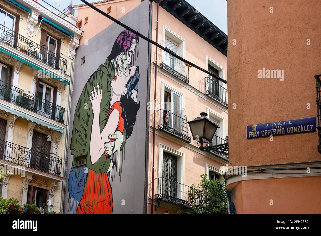 Wandgemälde genannt Run Away vom Künstler D*Face auf einem Gebäude in der Calle de Embajadores, im multikulturellen Viertel Embajadores, Zentrum von Madrid, Spanien Stockfoto