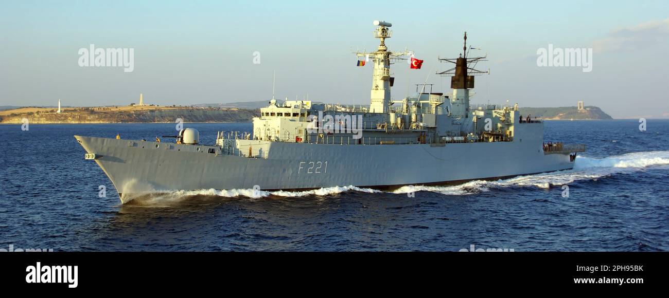 Militärische Marine Schiff Fregatte F221 Regele Ferdinand am Meer Meerenge Dardanellen Gallipoli Küste Anzac Gedenkstätten über fliegende Rumänische und Türkische Flagge Stockfoto