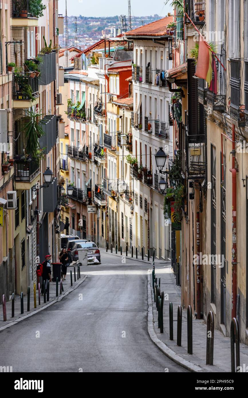 Blick auf die calle de Buenavista, die in das beliebte multikulturelle Viertel Lavapies führt, im Zentrum von Embajadores, im Zentrum von Madrid, S Stockfoto