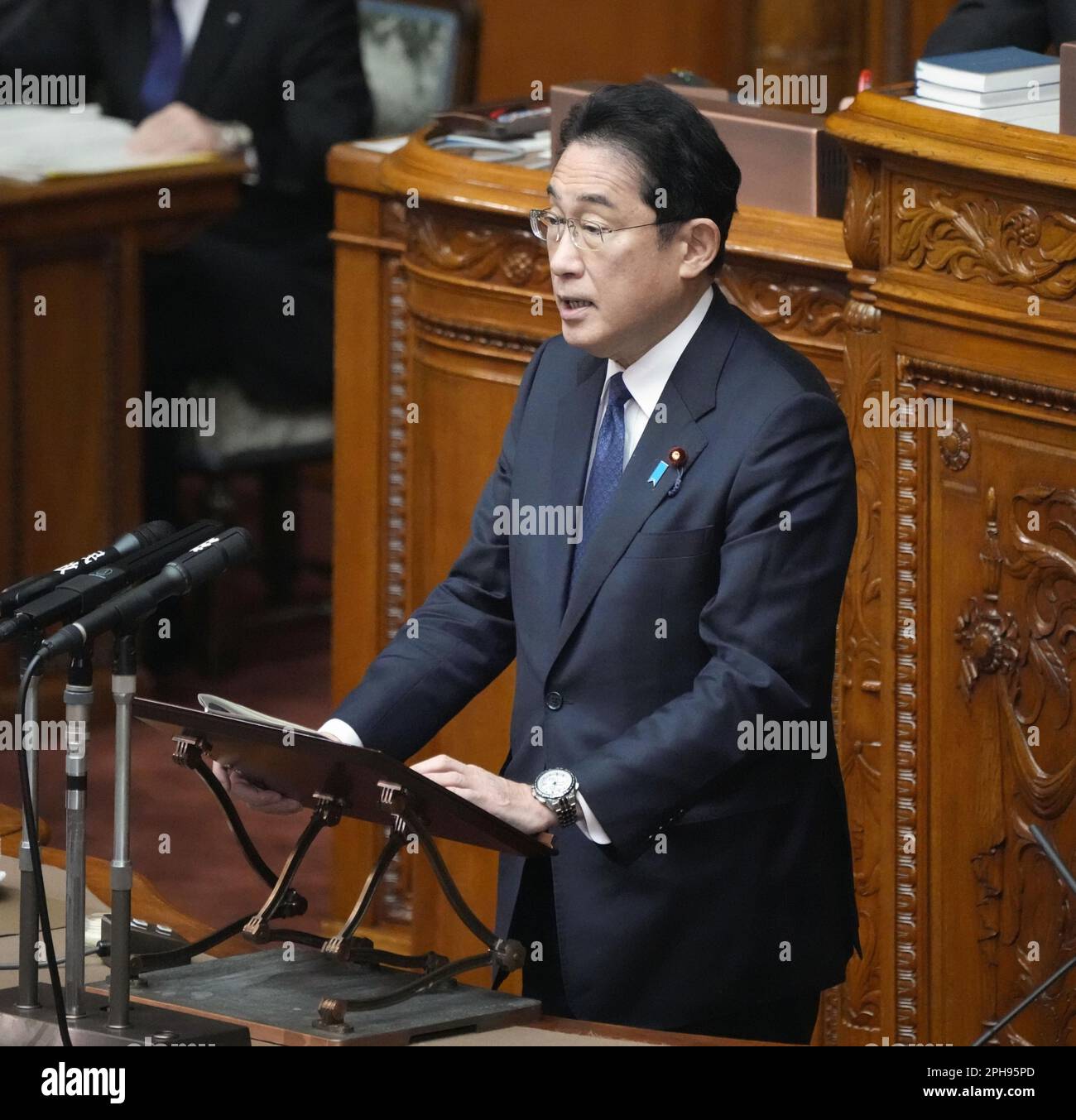 Tokio, Japan. 27. März 2023. Der japanische Premierminister Fumio Kishida spricht am 27. März 2023 auf einer Plenartagung des Stadtrats in Tokio. (Kyodo)==Kyodo Foto via Credit: Newscom/Alamy Live News Credit: Newscom/Alamy Live News Stockfoto