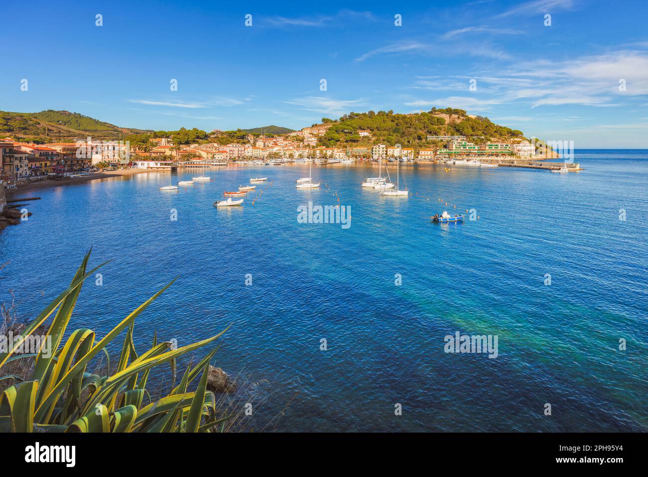 Blick auf die Bucht von Porto Azzurro am Morgen. Die Insel Elba. Toskana, Italien. Stockfoto