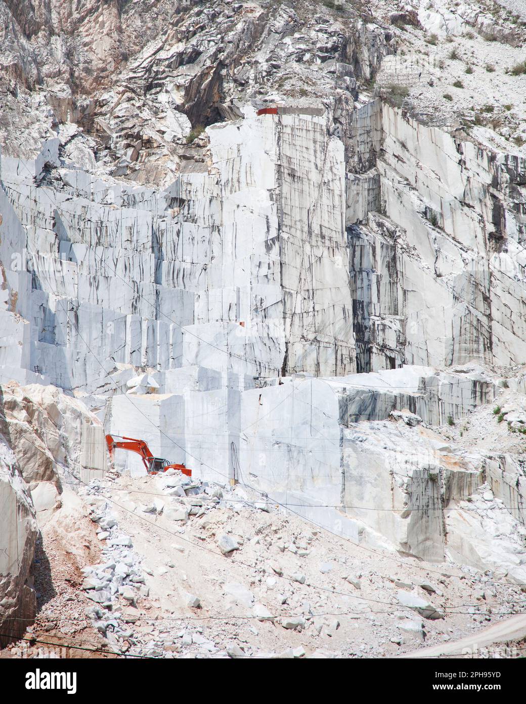 Weißer Marmorsteinbruch Carrara und ein Bagger. Region Toskana. Italien Stockfoto