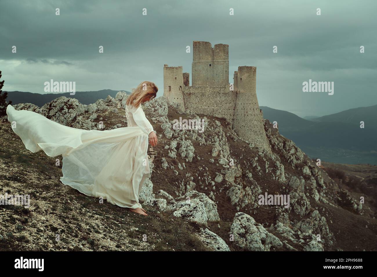 Traurige Frau mit Steinschloss im Hintergrund Stockfoto