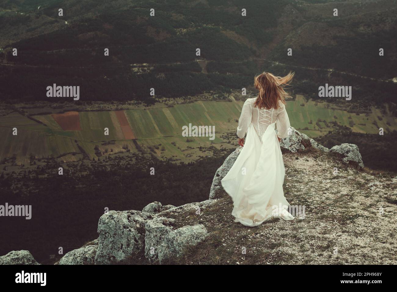 Eine Frau, die das Tal hinunterblickt Stockfoto