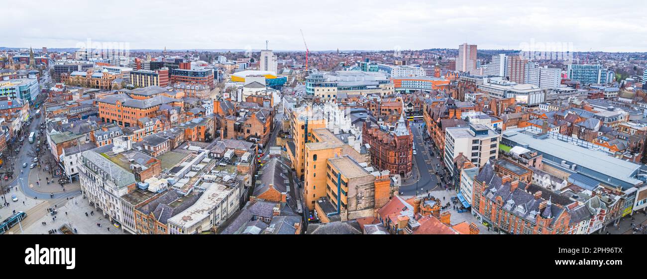 Der Alte Marktplatz Von Nottingham. Offener, fußgängerdichter Stadtplatz, perfekt für Touristen. Panoramablick aus der Vogelperspektive. Weitwinkel. Hochwertiges Foto Stockfoto