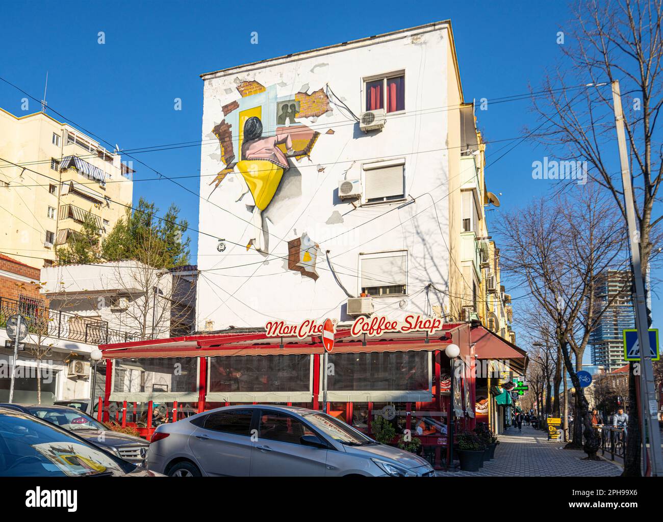 Tirana, Albanien. März 2023. Die Gebäude in einer Straße im Stadtzentrum sind mit Wandgemälden dekoriert Stockfoto