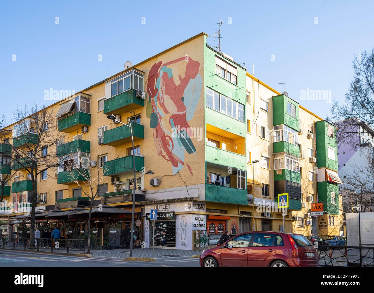 Tirana, Albanien. März 2023. Die Gebäude in einer Straße im Stadtzentrum sind mit Wandgemälden dekoriert Stockfoto