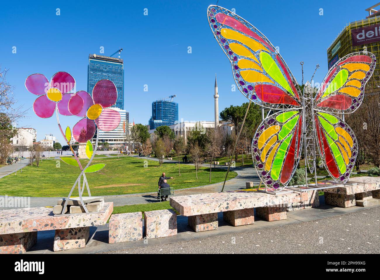 Tirana, Albanien. März 2023. Blick auf die Dekoration im Europapark in der Stadt Stockfoto