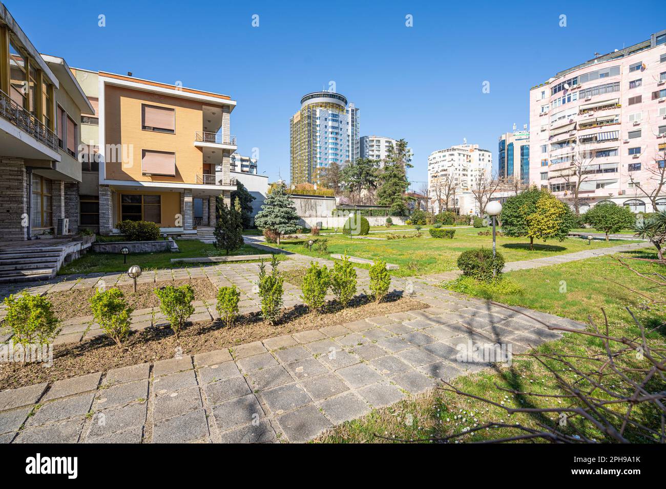 Tirana, Albanien. März 2023. Außenansicht der Villa des ehemaligen kommunistischen Diktators Enver Hoxha im Stadtzentrum Stockfoto