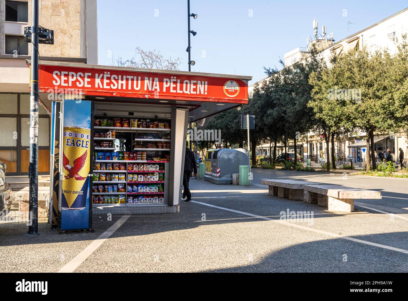 Tirana, Albanien. März 2023. In einem kleinen Kiosk für den Verkauf von Zigaretten und Getränken auf einem Bürgersteig im Stadtzentrum Stockfoto
