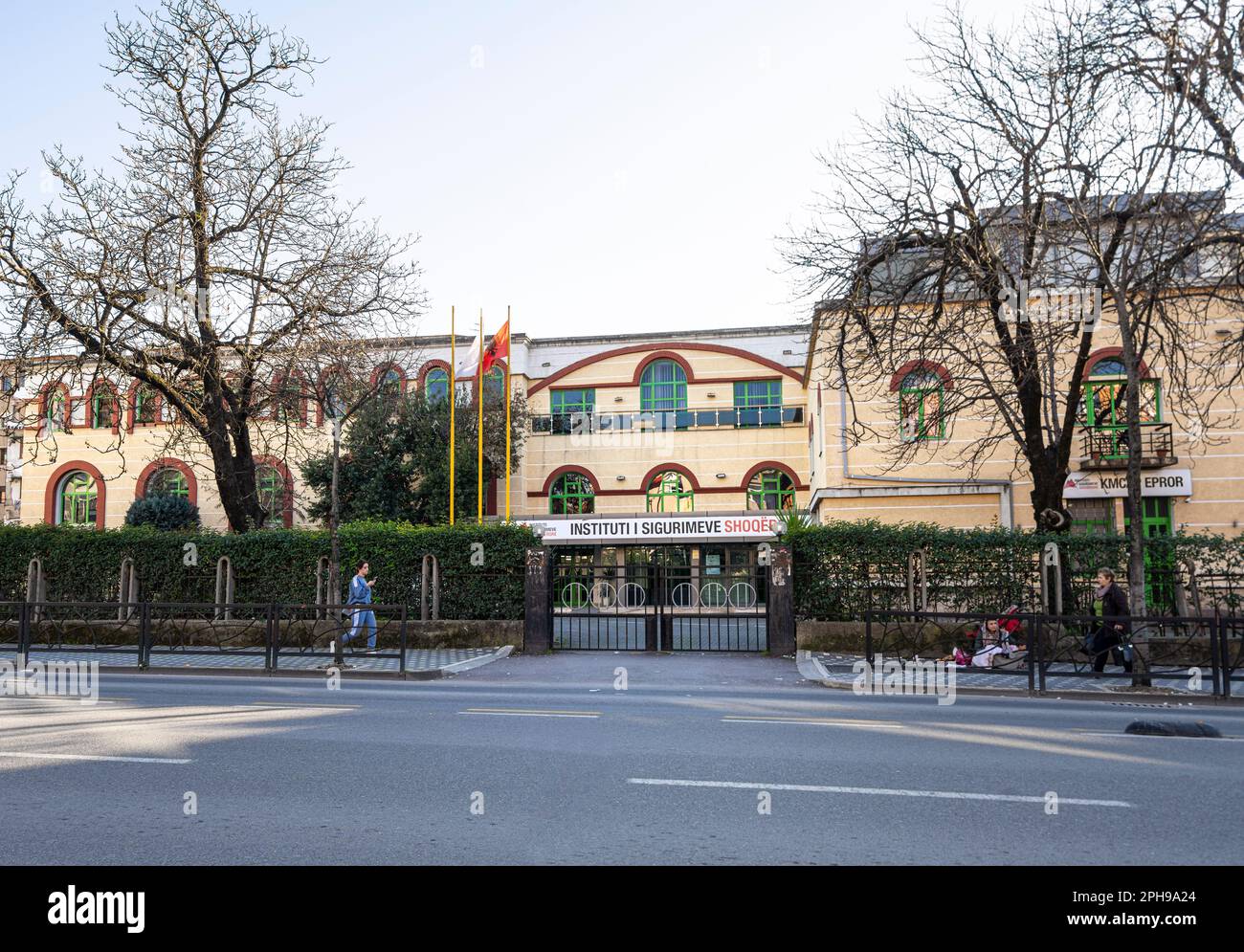 Tirana, Albanien. März 2023. Außenansicht des Hauptsitzes des Social Security Institute in der Innenstadt Stockfoto