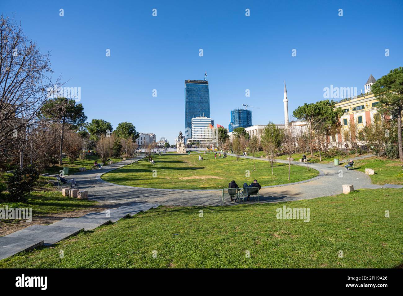 Tirana, Albanien. März 2023. Kinder spielen an einem sonnigen Tag im Europapark im Stadtzentrum Stockfoto