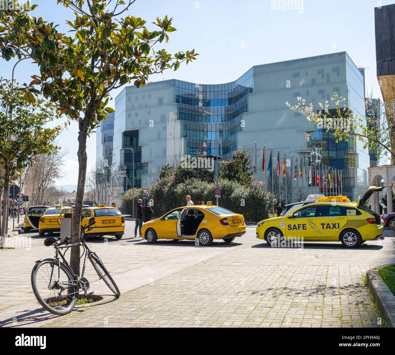 Tirana, Albanien. März 2023. Einige Taxis parken in einer Straße im Stadtzentrum Stockfoto