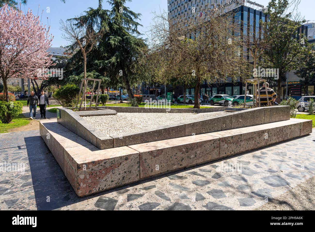 Tirana, Albanien. März 2023. Der Brunnen auf dem Hunyadi-Platz im Stadtzentrum, genannt „Wasser verbindet Menschen in der Welt“ Stockfoto