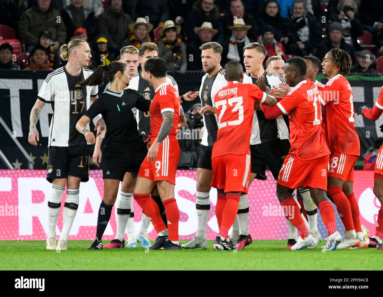 MEWA-Arena Mainz 25,4.2023, Fußball: Internationales Freundschaftsspiel Deutschland (GER) (weiß) gegen PERU (PER) (rot) – Referree Maria Sole Caputi (ITA) beruhigt die Mannschaften Stockfoto