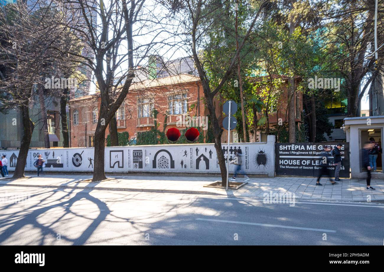 Tirana, Albanien. März 2023. Außenansicht des Museums des Laubhauses und des ehemaligen Hauptquartiers der albanischen Sicherheitsdienste während der Kommune Stockfoto