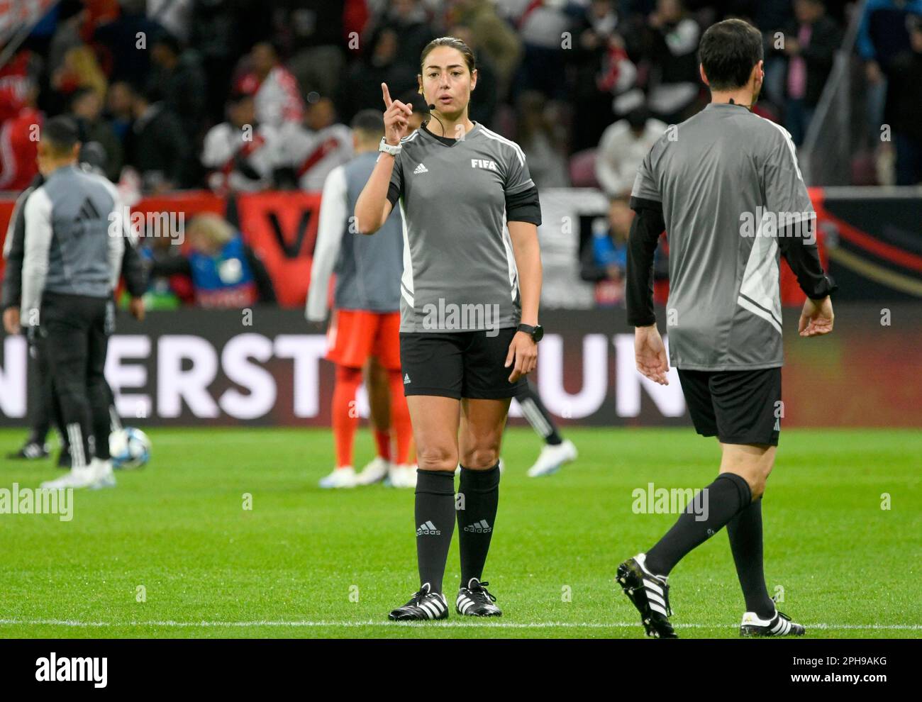 MEWA-Arena Mainz 25,4.2023, Fußball: Internationales Freundschaftsspiel Deutschland (GER) (weiß) vs. PERU (PER) (rot) - Schiedsrichter Maria Sole Caputi (ITA) Stockfoto