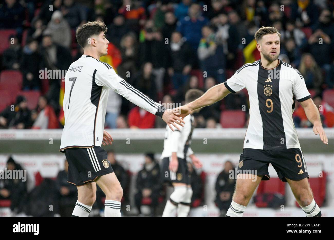 MEWA-Arena Mainz 25,4.2023, Fußball: Internationales Freundschaftsspiel Deutschland (GER) vs. PERU (PER) (rot) - Kai Havertz (GER), Niclas Füllkrug (Fullkrug, Fuellkrug) (GER) Stockfoto